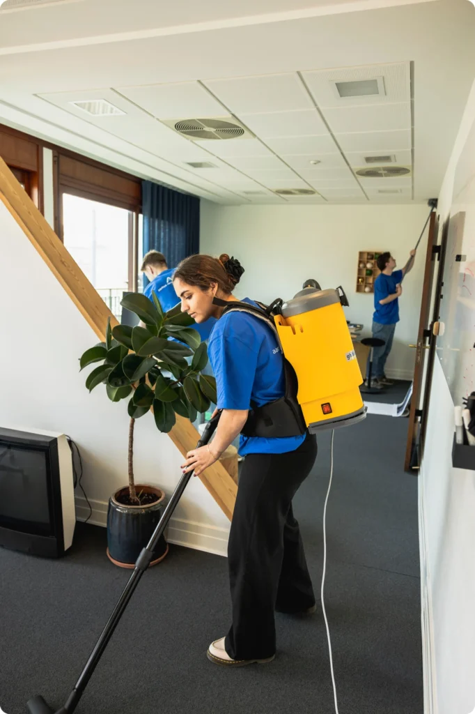 Aarhus Rengøringsselskab på arbejde i et kontor